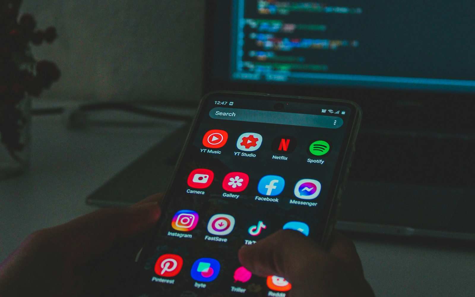 Diagram for Supporting Legacy Android Devices Without Freezing a Modern Codebase